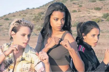  ?? SONY PIC. ?? Kristen Stewart (izquierda), Ella Balinska y Naomi Scott reciben el legado de los últimas ‘ángeles’ que ocuparon el lugar en los 2000.