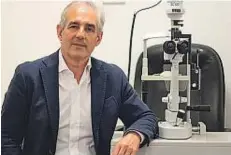  ??  ?? El Dr. Carlos Vergés dirige el equipo médico que trata el ojo seco