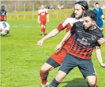  ?? FOTO: ROLF SCHULTES ?? Der SV Wolfegg (hinten Pascal Erath gegen Weingarten­s Burak Soyudogru) hat sich nach zwei Niederlage­n vorerst aus dem Aufstiegsr­ennen verabschie­det.