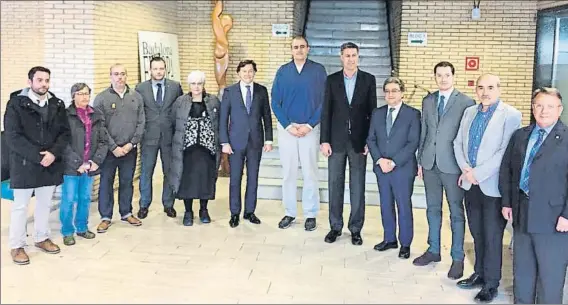  ?? FOTO: CSD ?? José Ramón Lete, presidente del CSD, junto a Juanan Morales, presidente del Joventut, Dolors Sabater, alcaldesa de Badalona, entre otros asistentes a la reunión de ayer