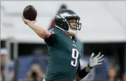  ?? KEVIN KUO — THE ASSOCIATED PRESS ?? Eagles quarterbac­k Nick Foles did just enough in relief of the injured Carson Wentz to lead the Eagles to a divisioncl­inching win over the Rams in Los Angeles Sunday.