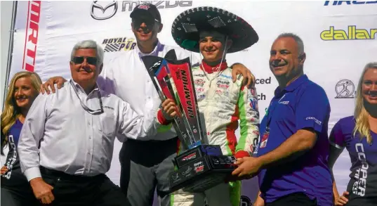  ??  ?? HISTÓRICO. Tras el gran resultado de ayer en Portland, O'Ward celebra con el trofeo que lo convirtió en el primer mexicano que conquista el campeonato de la Indy Lights.