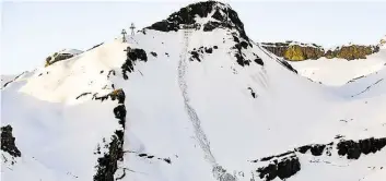  ?? DPA-BILD: ANEX ?? In den Schweizer Alpen ist eine Lawine in dem Skigebiet abgegangen. Dabei sollen nach Angaben der Polizei mehrere Menschen verschütte­t worden sein.