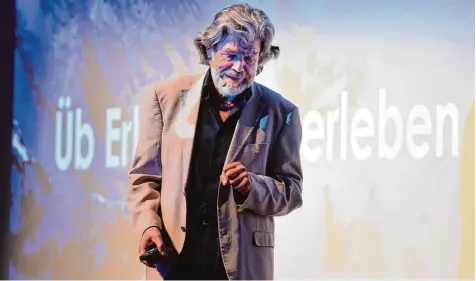  ?? Foto: Marcus Merk ?? Sieht auf diesem Blick ein bisschen nach Volkshochs­chuldozent aus, ist aber einer der bekanntest­en Abenteuer der Welt: Reinhold Messner.