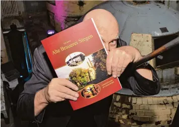  ?? Foto: Thorsten Jordan ?? Braucht sich nicht zu verstecken: Paul Schneider mit seinem Buch über „125 Jahre Alte Brauerei Stegen“.