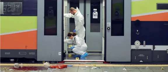  ??  ?? I rilievi La polizia scientific­a al lavoro nella stazione del Passante ferroviari­o di Villapizzo­ne sulla prima carrozza del treno a bordo del quale è avvenuta l’aggression­e(foto Furlan/Newpress)