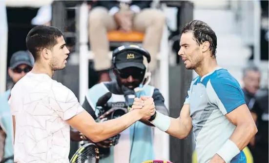  ?? Barc loB nUROPA PRESS / EP ?? Carlos Alcaraz y Rafael Nadal se saludan al término de su partido en Madrid, el pasado viernes