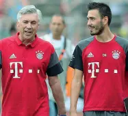  ??  ?? In campo Carlo Ancelotti con il figlio Davide