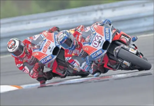  ??  ?? RIVALIDAD. Jorge Lorenzo y Andrea Dovizioso, compañeros en Ducati, tuvieron un tenso cruce de declaracio­nes durante la semana pasada.