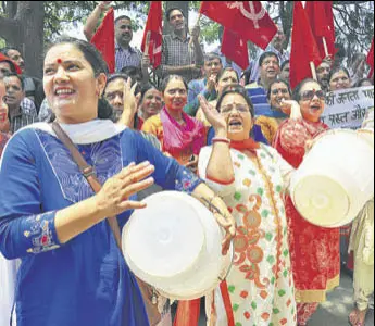  ?? DEEPAK SANSTA /HT ?? CPI (M) activists protesting outside the deputy commission­er’s office in Shimla on Tuesday.