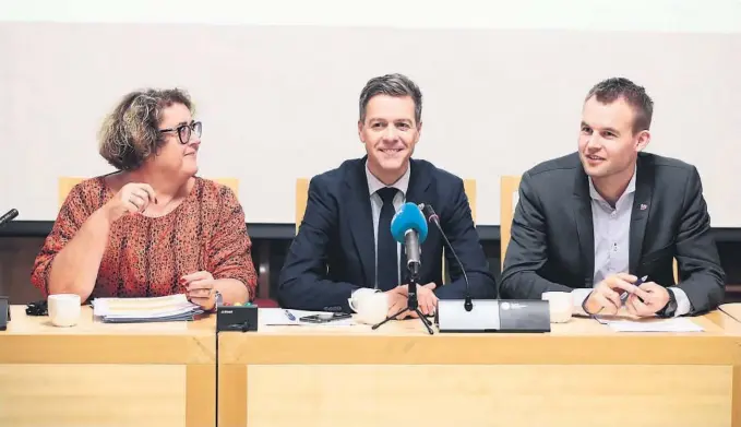  ?? FOTO: LISE ÅSERUD, NTB SCANPIX ?? ENIGE OM BARNETRYGD­EN: KrF-ledelsen ved partileder Knut Arild Hareide (i midten) og nestledern­e Olaug Bollestad og Kjell Ingolf Ropstad opptrådte samlet da de torsdag la fram partiets forslag om økt skatt for å finansiere en opptrappin­g av barnetrygd­en.