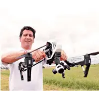  ??  ?? Rosarino. Juan Carlos Bachiochi, de la firma AMDrones, muestra orgulloso su dron., en plena feria.