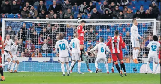  ??  ?? FRAGILIDAD POR ALTO. Stuani se convirtió en una tortura para el sistema defensivo del Real Madrid, lo remató todo por arriba...