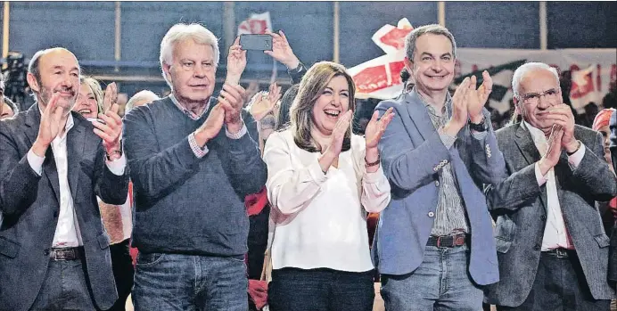  ?? EMILIA GUTIÉRREZ ?? Susana Díaz, flanqueada ayer en el multitudin­ario acto que protagoniz­ó en Madrid por Alfredo Pérez Rubalcaba, Felipe González, José Luis Rodríguez Zapatero y Alfonso Guerra