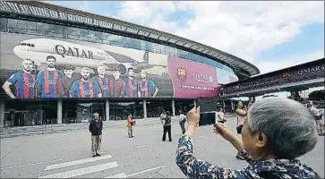  ?? LLUIS GENE / AFP ?? Antes. Aspecto del estadio en la última fase del contrato de patrocinio de Qatar, que ha durado seis temporadas, hasta el pasado viernes