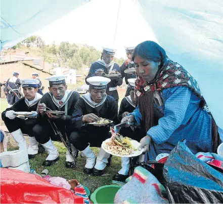  ?? GASTON BRITO/REUTERS-16/12/2012 ?? Sonho antigo. Marinheiro­s bolivianos aguardam chegada do presidente Evo Morales em ilha do Lago Titicaca