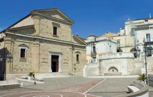  ??  ?? Panorami Le due chiese, gli edifici di pietra, i tetti con le tegole rosse, le due colline dove sorge il centro abitato. Candela è un paese che confina con Campania e Basilicata, e si trova a nella zona NordOvest della Puglia