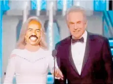  ??  ?? SE REPITE LA HISTORIA. El incidente del pasado domingo fue muy similar al que en
2015 protagoniz­ó Steve Harvey en Miss Universe cuando mencionó a la reina que no era.