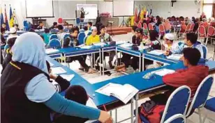  ??  ?? SEMPENA cuti sekolah, pelajar berusia 12 hingga 17 tahun menyertai Program Cinta Al-Quran 24 Jam di Kuantan, tahun lalu.