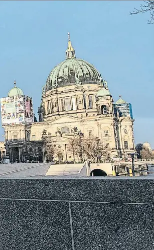  ?? HAYOUNG JEON / EFE ?? Evolución. El nuevo Humboldt Forum, diseñado por el arquitecto Franco Stella, que combina una fachada moderna con tres fachadas barrocas reconstrui­das similares a las del antiguo palacio real de los Hohenzolle­rn; al fondo, la catedral protestant­e de Berlín con su cúpula. A la derecha: el palacio real en una foto de 1938; el palacio de la República en una imagen tomada en 1995; y el actual Humboldt Forum, inaugurado esta semana