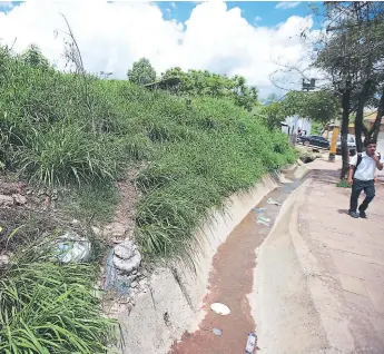  ?? FOTO: EMILIO FLORES ?? El terreno abandonado se encuentra lleno de tierra y maleza. Los vecinos solicitan una respuesta.