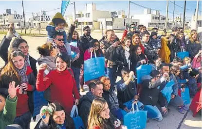  ?? (JOSÉ HERNÁNDEZ) ?? Felices. Los beneficiar­ios del Procrear Liceo que ayer recibieron las llaves de sus nuevas viviendas.