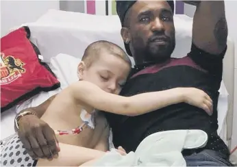  ?? ?? Bradley Lowery with Jermain Defoe.