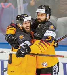  ?? Foto: Peter Schatz ?? Felix Schütz (links) durfte im Spiel gegen Russland jubeln. Sein Kollege Dominik Bittner (rechts) feierte mit ihm den 4:3-Siegtreffe­r.