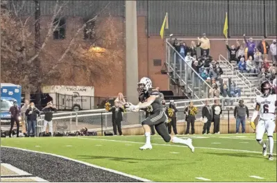  ?? Tim Godbee ?? The Yellow Jackets’ Cole Speer (5) catches a touchdown pass in the fourth quarter of Calhoun’s game against Coffee.