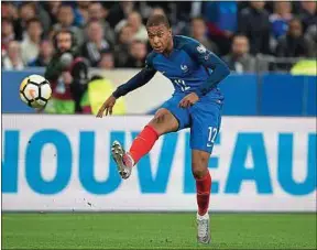  ??  ?? Devant ou sur un côté, le positionne­ment de Kylian Mbappé fait débat.