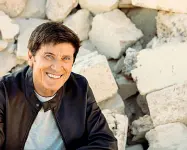  ??  ?? A sinistra, Gianni Morandi Sopra, Giorgio Lago: ieri Castelfran­co ha ricordato il giornalist­a