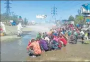  ?? PTI ?? A civic body worker sprays chlorine-mixed water on migrants in n
Bareilly, Uttar Pradesh.