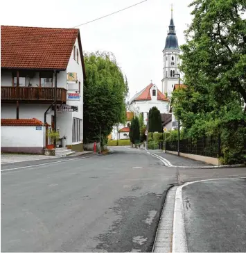  ?? Foto: Bernhard Weizenegge­r ?? Für den Ausbau der Meringerze­ller Straße in Mering haben die Anwohner erhebliche Beiträge entrichtet. Diese Vorauszahl­ungen wollen sie nun zurück.