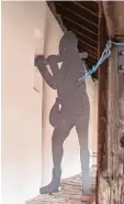  ??  ?? Eine Figur auf der alten Stadtmauer am Oberen Tor zeigt, wie die Büchsensch­üt zen die Stadt verteidigt­en.