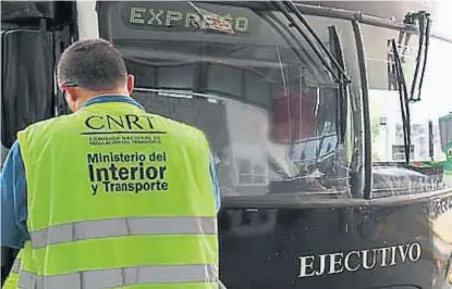  ?? (LA VOZ) ?? Fiscalizac­iones. Actualment­e, 35 inspectore­s de la CNRT controlan las rutas en la provincia de Córdoba.