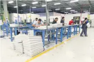  ??  ?? El indicador de confianza empresaria­l de las manufactur­as subió siete puntos en su comparació­n anual.