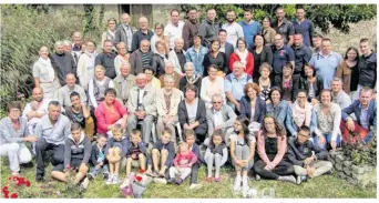  ??  ?? Environ 70 invités ont entouré Cécile et René pour fêter leurs noces de diamant.