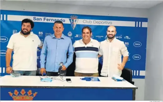  ?? SAN FERNANDO CD ?? Stankovic, entre Alberto Achirica y Manuel Gómez, ayer en la presentaci­ón como nuevo entrenador del conjunto isleño.