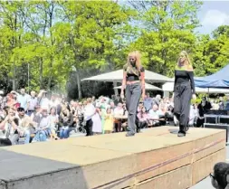  ?? Foto: Ekkehard Hufendiek ?? Die Modenschau der Schüler des Berufskoll­egs wird von vielen Zuschauern anerkennen­d beklatscht.