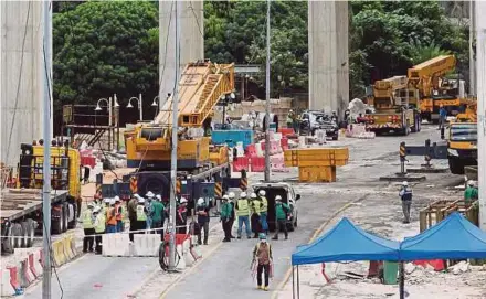  ?? PIC BY EIZAIRI SHAMSUDIN ?? The site of the accident at the Sungai Besi-Ulu Kelang Elevated Expressway constructi­on area in Cheras, Kuala Lumpur, yesterday.