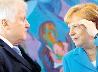  ??  ?? Horst Seehofer (CSU) und Angela Merkel (CDU) müssen sich zusammenra­ufen. Gelingt dies nicht, könnte der Innenminis­ter allein die Zurückweis­ung von Flüchtling­en an der Grenze anordnen.