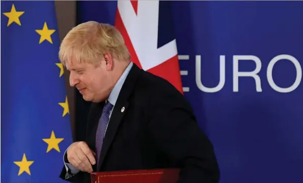  ??  ?? Storbritan­niens premiermin­ister, Boris Johnson, på vej vaek efter et pressemøde torsdag i Bruxelles, hvor EU-topmødet blev praeget af brexit. Foto: Ritzau Scanpix