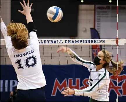  ?? DREW ELLIS — MEDIANEWS GROUP ?? Notre Dame Prep’s Alyssa Borellis (5) tries to get the ball past the defense of Lakewood’s Maradith O’Gorman during Thursday’s Division 2 state semifinal at Kellogg Arena in Battle Creek. The Irish fell to the Vikings 25-15, 25-13, 25-22.