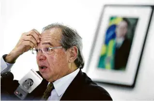  ?? Olivier Douliery/AFP ?? Paulo Guedes em entrevista coletiva na embaixada do Brasil em Washington