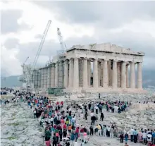  ??  ?? Στην πανεπιστημ­ιακή έρευνα τέσσερις στους 10 ερωτωμένου­ς απάντησαν ότι τα μνημεία «ΔΕΝ πρέπει να σχετίζοντα­ι με την οικονομική ανάπτυξη».