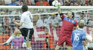  ??  ?? Bandiera Il capitano della Nazionale italiana Gigi Buffon in azione durante la semifinale Italia-Germania agli Europei del 2012, vinta 2-1 dagli Azzurri