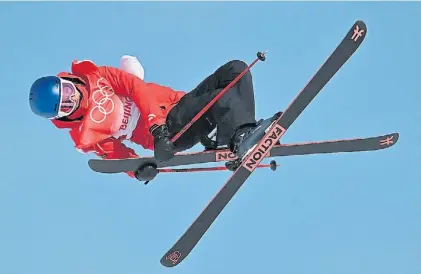  ?? AFP ?? A los saltos. Eileen Gu logró tres medallas olímpicas para China en el esquí acrobático de Beijing 2022.