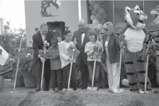  ?? Photo by Kelsi Brinkmeyer, THS commercial photograph­y student ?? Texarkana Independen­t School District Trustees Bryan DePriest, Fred Norton, Jr. and Wanda Boyette conduct groundbrea­king ceremonies with the fourth-grade Elementary VIP students and Tiger Mascot. Students pictured are part of the first group that will...