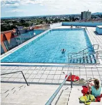  ??  ?? Das Kabelwerk in Meidling bietet seinen Bewohnern ein 30 mal 40 Meter großes Panorama- Becken zum Abkühlen an. Auf einer Höhe von 77 Metern Höhe erwartet die Bewohner der Wohnturms Monte Verde ein solarbehei­ztes Schwimmbec­ken.