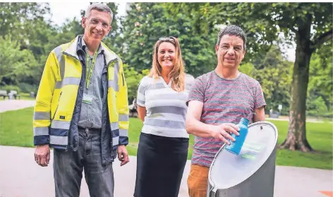  ?? RP-FOTO: ANNE ORTHEN ?? Norbert Konradt, Ewa Westermann-Schutzki und Jost Schmiedel (v.l.) sind vom Düsseldorf­er Leitungswa­sser überzeugt.